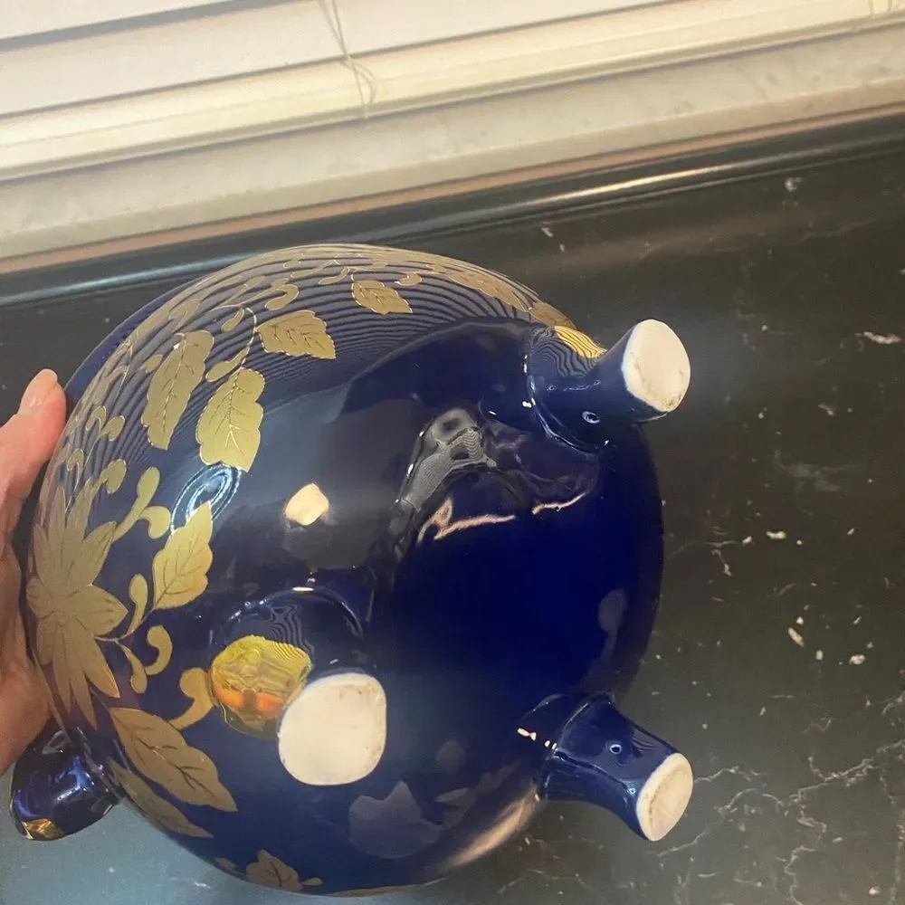Vintage oriental vase with lid